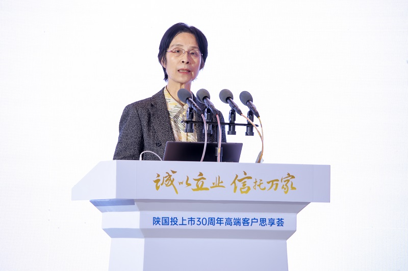 6.第十三届全国人大常委、国务院原副秘书长、中国工业经济学会会长江小涓发表主旨演讲.jpg